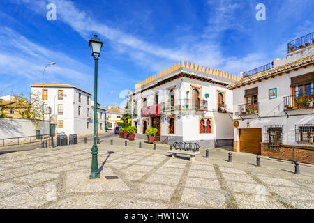 Kleine Platz mit wunderschönen weißen Häusern in Albaicin, Granada, Andalusien, Spanien Stockfoto