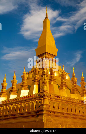 Die Gold-bedeckten buddhistische Stupa von Pha, die Luang, Vientiane, es gilt als das wichtigste Nationaldenkmal in Laos Stockfoto