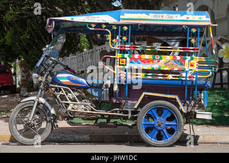Laotische 'Jumbo' Dreirad Passagier Auto-Rikschas in Vientiane, Laos Stockfoto