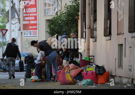 Räumung von albanischen Flüchtlingen aus einem Redlichkeit Squatt in Lyon-Gerland (Süd-Ost-Frankreich) Stockfoto