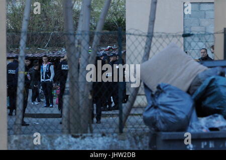 Räumung von albanischen Flüchtlingen aus einem Redlichkeit Squatt in Lyon-Gerland (Süd-Ost-Frankreich) Stockfoto