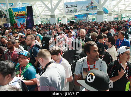 Game-Industrieveteranen vermischt mit den Bürgern auf E3 2017 im Los Angeles Convention Center. Die jährliche Zusammenkunft von Videospiel-Industrie-Profis erlaubt 15.000 branchenfremden Besucher auf Registrierung und Teilnahme an der Veranstaltung mit: Atmosphäre wo: Los Angeles, California, Vereinigte Staaten von Amerika bei: Kredit-14. Juni 2017: Tony Forte/WENN Stockfoto