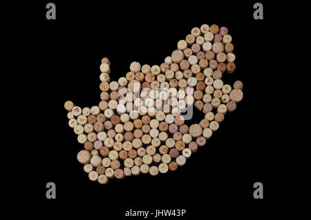 Weinerzeugende Länder - Karten aus Weinkorken. Karte von Südafrika auf schwarzem Hintergrund. Clipping-Pfad enthalten. Stockfoto