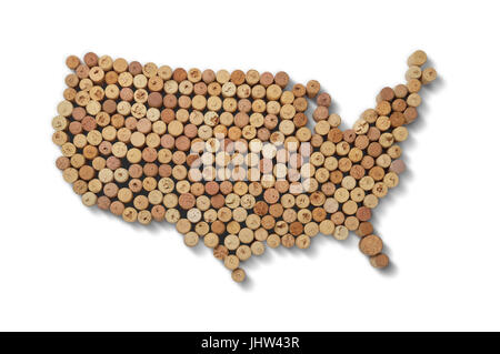Weinerzeugende Länder - Karten aus Weinkorken. Karte von USA auf weißem Hintergrund. Clipping-Pfad enthalten. Stockfoto