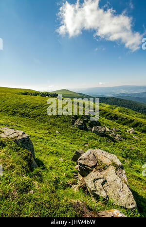 bewölkten blauen Himmel über den Bergen mit felsigen Hügel. traumhaft schöne Natur der Karpaten Stockfoto