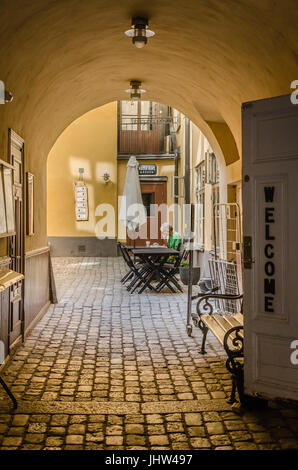 Eine Kaffeepause im Hinterhof. Stockfoto