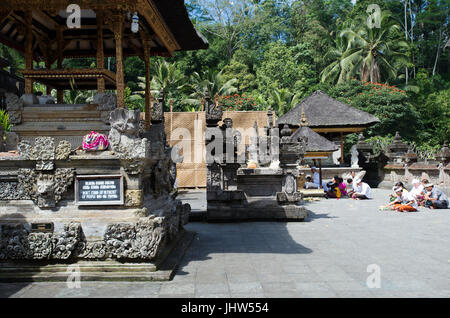 Balinesen beten bei Pura Tirta Empul Tempel, Tampaksiring, Bali, Indonesien Stockfoto