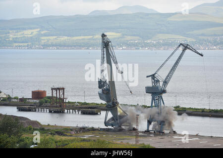 Die Inchgreen Cranes, auf einem ehemaligen Schiffbau Werft auf dem Fluss Clyde in Greenock, durch eine kontrollierte Explosion abgerissen werden. Stockfoto