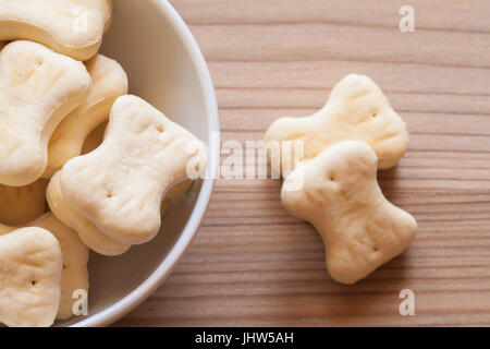 Knochen geformt Hund Cookies in einer weißen Schale. Stockfoto