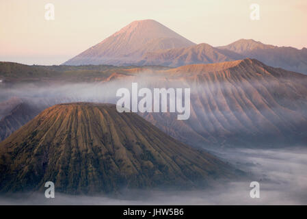 Malerische Aussicht auf Mount Bromo und Mount Semeru aktive Vulkane bei Sonnenaufgang in Ost-Java Indonesien. Stockfoto