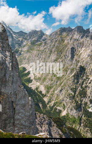 Blick vom Osterfelder Kopf, Deutschland nach unten in das enge Tal der Hoellental im Bereich Zugspitze. Stockfoto