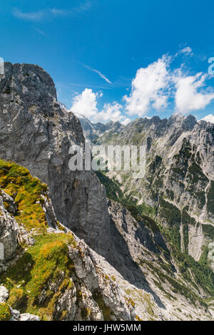 Blick vom Osterfelder Kopf, Deutschland nach unten in das enge Tal der Hoellental im Bereich Zugspitze. Stockfoto