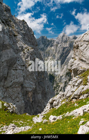 Blick vom Osterfelder Kopf, Deutschland nach unten in die schmale Schlucht Hoellental Tal im Bereich Zugspitze. Stockfoto