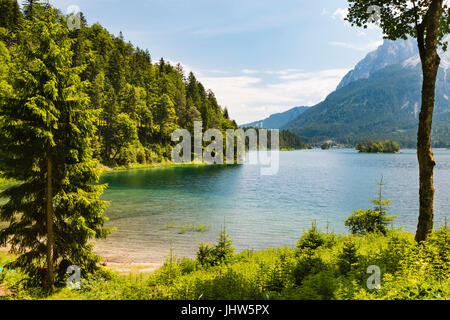 Blick über See Eibsee mit einigen Inseln in der Nähe der Wetterstein in Garmisch-Partenkirchen, Deutschland im Sommer. Stockfoto