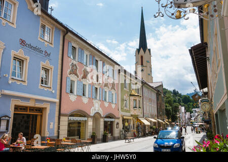 GARMISCH - Juli 6: Blick entlang der berühmten Ludwigstraße in Garmisch-Partenkirchen, Deutschland im Sommer am 6. Juli 2016. Stockfoto