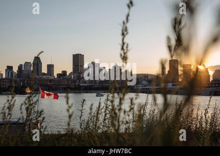 Die Sonne geht über der Skyline von Montreal, Quebec, Kanada am Samstag, 15. Juli 2017. Stockfoto