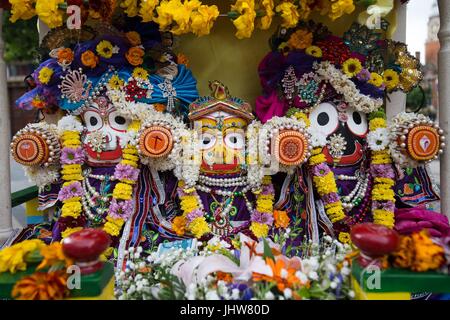 Gottheit, bekommt als die Hare-Krishna-Festival der Streitwagen im Gange als Festivalbesucher zu sammeln, um zu tanzen und ziehen einen 40ft-Wagen durch die Innenstadt von Leicester in Leicester. Stockfoto