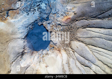 Luftaufnahme eines geothermischen Gebiets in Island mit erstaunlichen Farben Stockfoto
