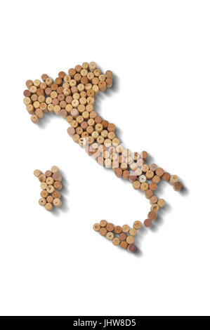 Weinerzeugende Länder - Karten aus Weinkorken. Karte von Italien auf weißem Hintergrund. Clipping-Pfad enthalten. Stockfoto