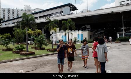 Sathon Road Stadtpark Freifläche in Sathorn/Saphan Taksin BTS Skytrain-Station Bangkok Thailand Stockfoto