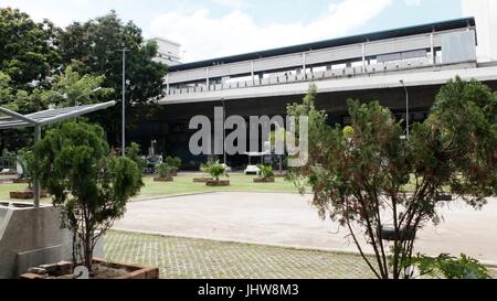 Sathon Road Stadtpark Freifläche in Sathorn/Saphan Taksin BTS Skytrain-Station Bangkok Thailand Stockfoto