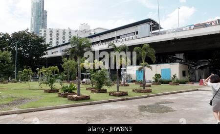 Sathon Road Stadtpark Freifläche in Sathorn/Saphan Taksin BTS Skytrain-Station Bangkok Thailand Stockfoto