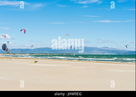 Kitesurfen Sie und Windsurfen Riumar Strand in der Nähe von Deltebre, Parc Natural del Delta de Ebre, Castellón, Spanien Stockfoto