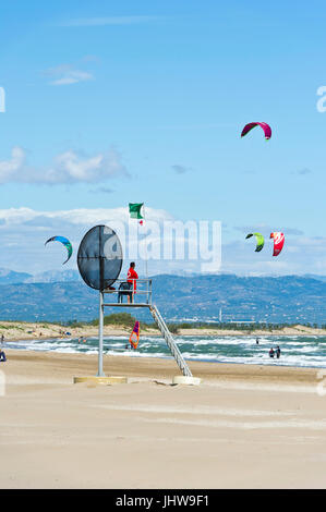 Kitesurfen Sie und Windsurfen Riumar Strand in der Nähe von Deltebre, Parc Natural del Delta de Ebre, Castellón, Spanien Stockfoto