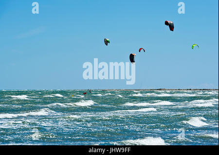 Kitesurfen Sie und Windsurfen Riumar Strand in der Nähe von Deltebre, Parc Natural del Delta de Ebre, Castellón, Spanien Stockfoto