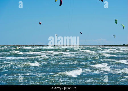 Kitesurfen Sie und Windsurfen Riumar Strand in der Nähe von Deltebre, Parc Natural del Delta de Ebre, Castellón, Spanien Stockfoto