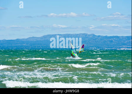 Kitesurfen Sie und Windsurfen Riumar Strand in der Nähe von Deltebre, Parc Natural del Delta de Ebre, Castellón, Spanien Stockfoto