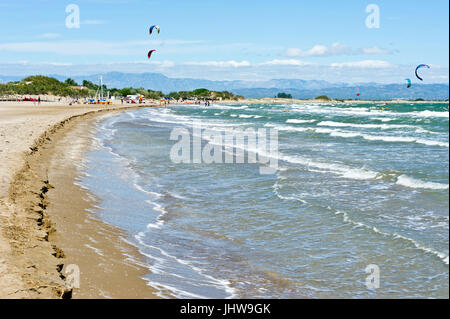 Kitesurfen Sie und Windsurfen Riumar Strand in der Nähe von Deltebre, Parc Natural del Delta de Ebre, Castellón, Spanien Stockfoto