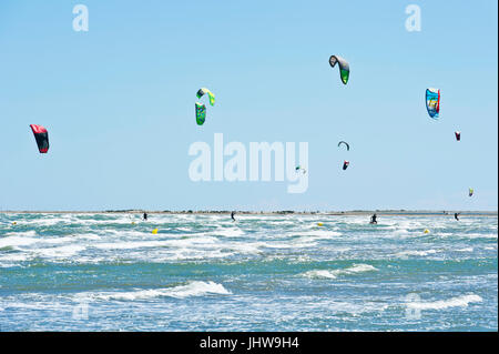 Kitesurfen Sie und Windsurfen Riumar Strand in der Nähe von Deltebre, Parc Natural del Delta de Ebre, Castellón, Spanien Stockfoto