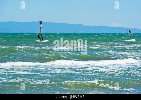 Kitesurfen Sie und Windsurfen Riumar Strand in der Nähe von Deltebre, Parc Natural del Delta de Ebre, Castellón, Spanien Stockfoto