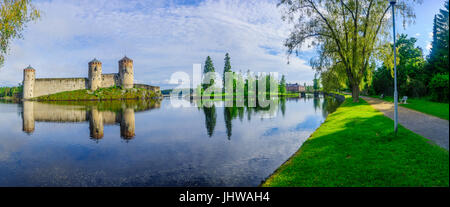 Blick auf die Burg Olavinlinna in Savonlinna, Finnland. Es ist eine drei-Turmburg 15. Jahrhundert Stockfoto