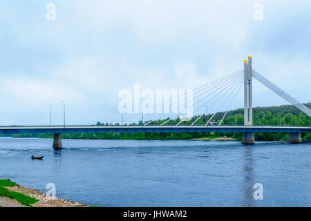 Blick auf die Holzfäller-Kerze-Brücke und den Kemijoki-Fluss in Rovaniemi, Lappland, Finnland Stockfoto