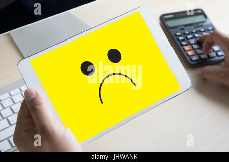 Depressive Gefühle Konzept, Smiley Emoticon gedruckt Depression und Traurigkeit traurig pessimistisch Gesicht Stockfoto
