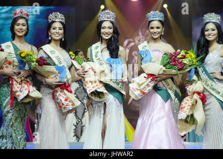 Pasay, Philippinen. 15. Juli 2017. Von links nach rechts: Miss Fire, Miss Villanueva Misamis Oriental, Nellza Bautista, 19 Jahre. Miss Air, Miss Olongapo City, Kim De Guzman, Alter 24. Miss Earth, Miss Manila, Karen Ibasco, Alter 26. Öko-Tourismus Miss, Miss Lobo Batangas, Vanessa Mae Castillo, Alter 21. Jahren Sie Miss Wasser, Miss Caloocan City, Jessica Marasigan, mit 23. Miss Earth Philippinen Krönung Nacht passiert SM Mall of Asia Arena. Bildnachweis: George Buid/Pacific Press/Alamy Live-Nachrichten Stockfoto