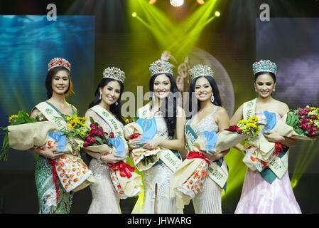 Pasay, Philippinen. 15. Juli 2017. Von links nach rechts: Miss Fire, Miss Villanueva Misamis Oriental, Nellza Bautista, 19 Jahre. Miss Air, Miss Olongapo City, Kim De Guzman, Alter 24. Miss Earth, Miss Manila, Karen Ibasco, Alter 26. Öko-Tourismus Miss, Miss Lobo Batangas, Vanessa Mae Castillo, Alter 21. Jahren Sie Miss Wasser, Miss Caloocan City, Jessica Marasigan, mit 23. Miss Earth Philippinen Krönung Nacht passiert SM Mall of Asia Arena. Bildnachweis: George Buid/Pacific Press/Alamy Live-Nachrichten Stockfoto