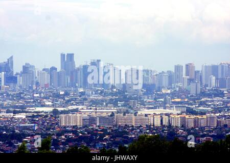 ANTIPOLO CITY, Philippinen - 13. Juli 2017: Eine Luftaufnahme der Geschäfts-und Wohnhäuser und Betriebe in den Städten von Cainta, Taytay, Stockfoto