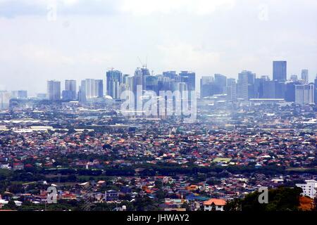 ANTIPOLO CITY, Philippinen - 13. Juli 2017: Eine Luftaufnahme der Geschäfts-und Wohnhäuser und Betriebe in den Städten von Cainta, Taytay, Stockfoto