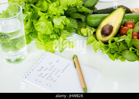 Frische Zubereitung von Mahlzeiten isoliert auf Tisch Stockfoto
