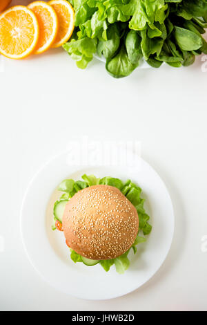 Frische Zubereitung von Mahlzeiten isoliert auf Tisch Stockfoto