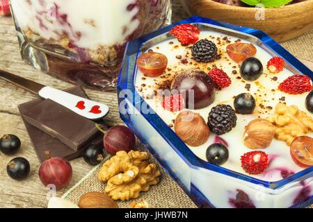Pudding mit Haferflocken und schwarzer Johannisbeere. Sommerfrische mit frischem Obst. Gesundes Naschen Stockfoto