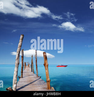 Hölzerne Pier auf einer tropischen Insel, Meer und blauer Himmel Stockfoto