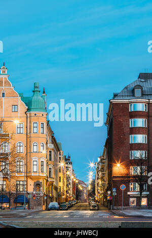 Helsinki, Finnland. Haus Wohnhaus am Schnittpunkt der Merikatu, Neitsytpolku und Puistokatu Straßen im Winter Morgen Abend. Ullanlinna N Stockfoto