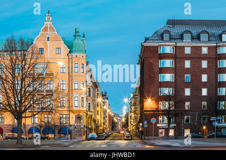 Helsinki, Finnland. Haus Wohnhaus am Schnittpunkt der Merikatu, Neitsytpolku und Puistokatu Straßen im Winter Morgen Abend. Ullanlinna N Stockfoto