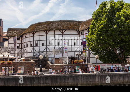 Menschen auf der Bankside, Themse-Ufer vor Shakespeares Globe Theatre, Zentrum von London, an einem heißen Sommertag. Stockfoto