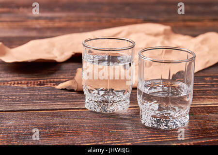 Zwei Schüsse mit transparentem Glas mit Wodka. Stockfoto