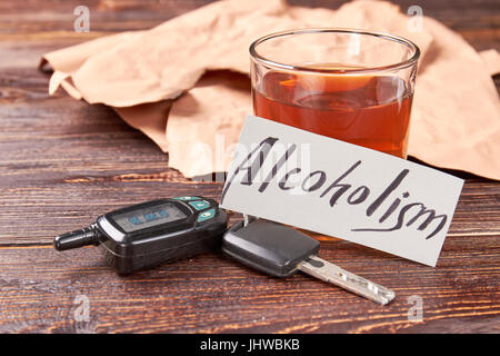 Whiskeyglas mit Autoschlüssel. Stockfoto